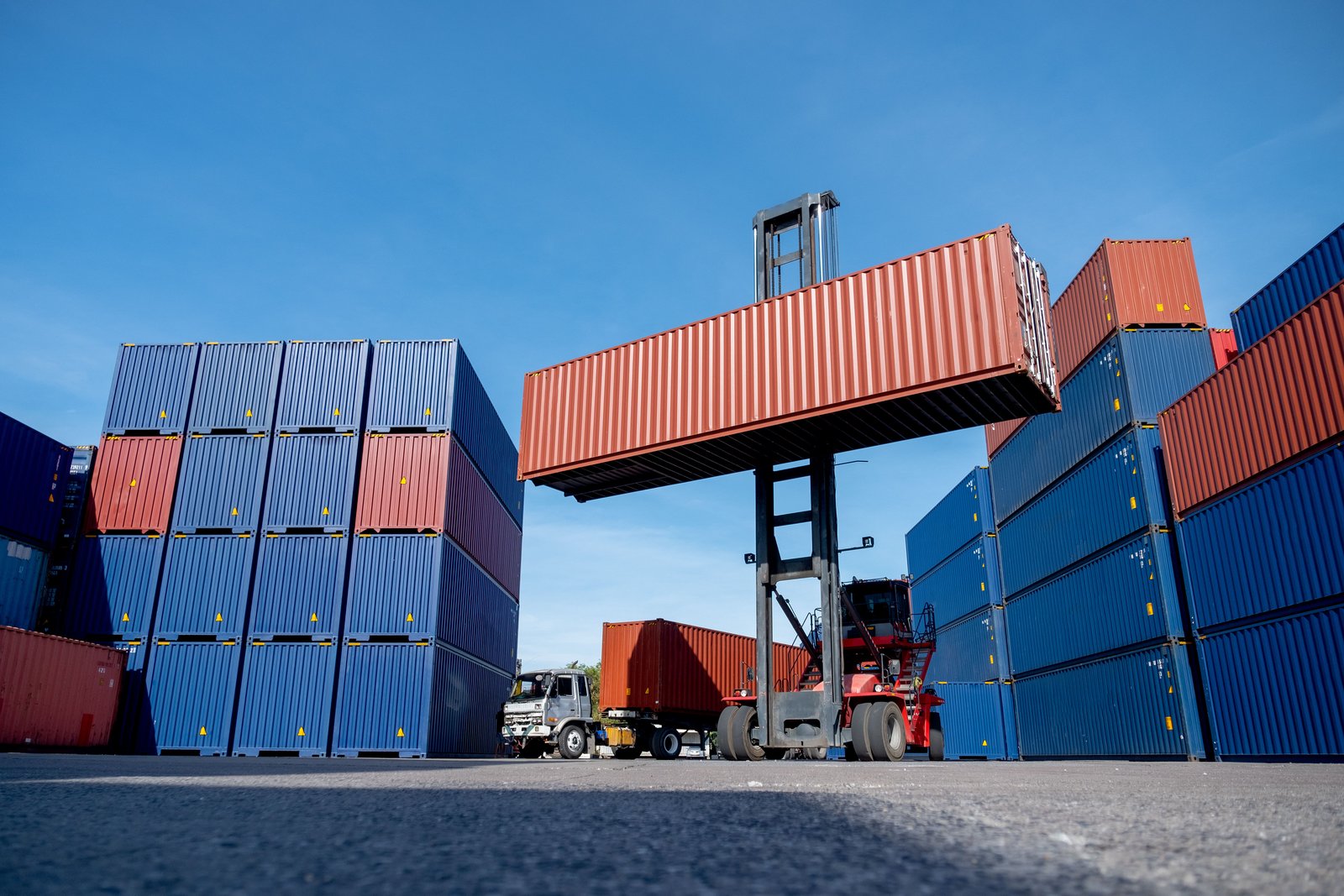 US Dynamics wholesale used clothing supplier — Houston port container loading